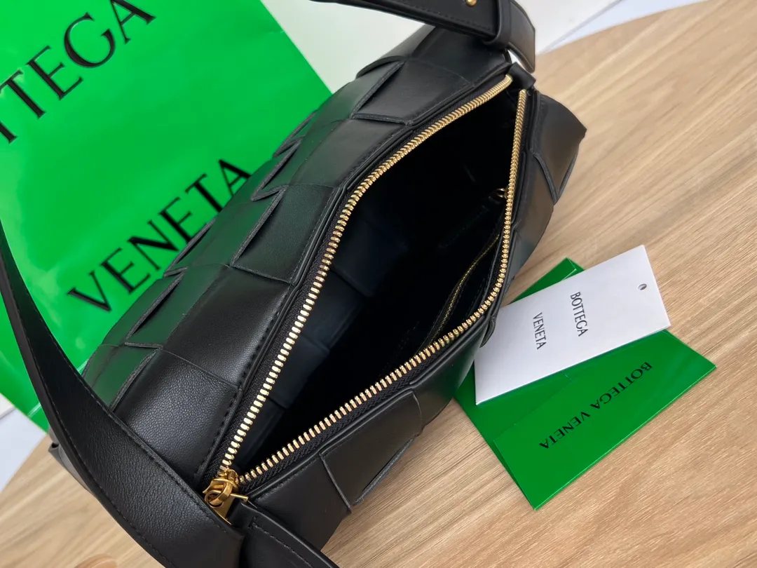 #B家 New model is coming! 709360 BRICK CASSETTE armpit bag, the traditional woven logo is instantly recognizable✅ Large grid weaving has always been fashionable, and the armpit bag is even more fashionable and foreign-style. Elegant big brick 🧱 Sheepskin material is light and comfortable, with a huge sense of capacity and space. Dark layer inside. Practical interior and fashionable appearance design. Durability and temperament coexist. Elegant big brick. Come and plant the same underarm bag from star Zhou Yutong! Dimensions: 28x14x10